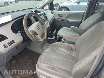 2013 Toyota Sienna XLE 8-Passenger 119.3" WB - miniatura 7