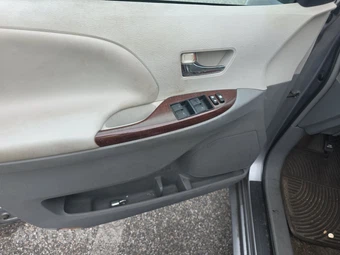 2013 Toyota Sienna XLE 8-Passenger 119.3" WB - miniatura 9