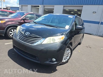 2013 Toyota Sienna XLE 8-Passenger 119.3" WB