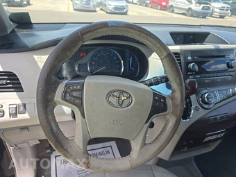 2013 Toyota Sienna XLE 8-Passenger 119.3" WB - miniatura 10