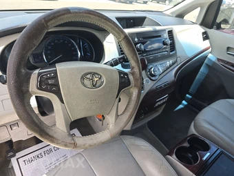 2013 Toyota Sienna XLE 8-Passenger 119.3" WB - miniatura 11