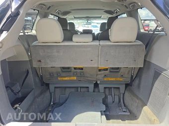 2013 Toyota Sienna XLE 8-Passenger 119.3" WB - miniatura 17