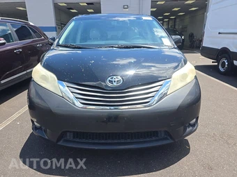 2013 Toyota Sienna XLE 8-Passenger 119.3" WB - miniatura 2