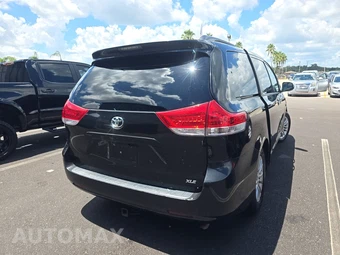 2013 Toyota Sienna XLE 8-Passenger 119.3" WB - miniatura 4