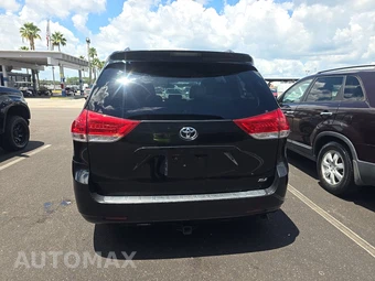 2013 Toyota Sienna XLE 8-Passenger 119.3" WB - miniatura 5