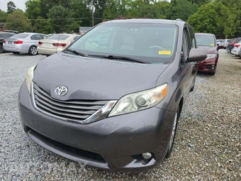 2013 Toyota Sienna XLE 8-Passenger 119.3" WB
