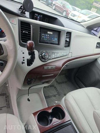2013 Toyota Sienna XLE 8-Passenger 119.3" WB - miniatura 10