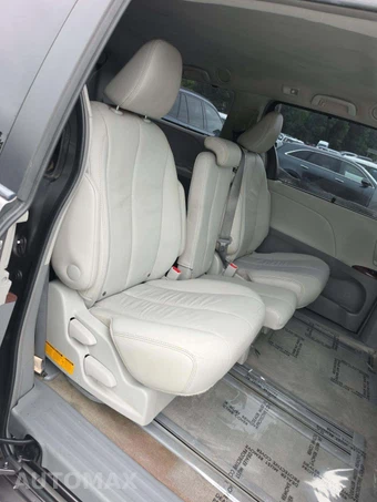 2013 Toyota Sienna XLE 8-Passenger 119.3" WB - miniatura 17