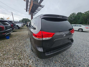 2013 Toyota Sienna XLE 8-Passenger 119.3" WB - miniatura 2