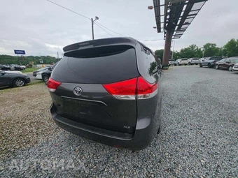 2013 Toyota Sienna XLE 8-Passenger 119.3" WB - miniatura 3