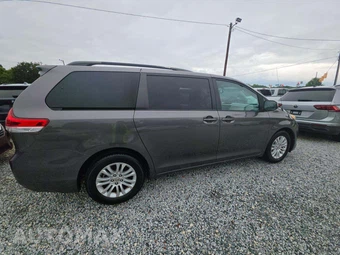 2013 Toyota Sienna XLE 8-Passenger 119.3" WB - miniatura 4