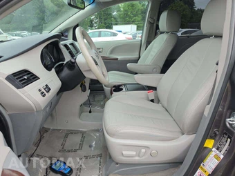 2013 Toyota Sienna XLE 8-Passenger 119.3" WB - miniatura 6