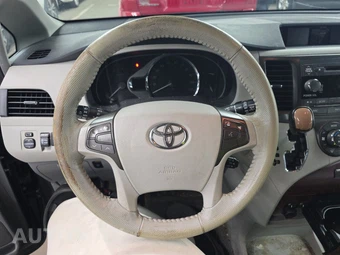 2013 Toyota Sienna XLE 8-Passenger 119.3" WB - miniatura 10