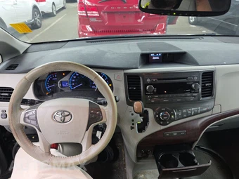 2013 Toyota Sienna XLE 8-Passenger 119.3" WB - miniatura 11