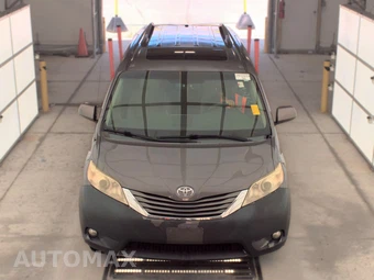 2013 Toyota Sienna XLE 8-Passenger 119.3" WB - miniatura 2