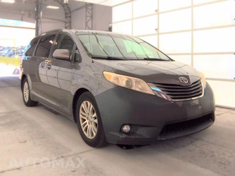 2013 Toyota Sienna XLE 8-Passenger 119.3" WB - miniatura 3