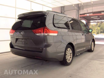 2013 Toyota Sienna XLE 8-Passenger 119.3" WB - miniatura 4