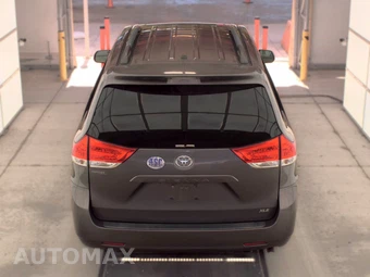 2013 Toyota Sienna XLE 8-Passenger 119.3" WB - miniatura 5