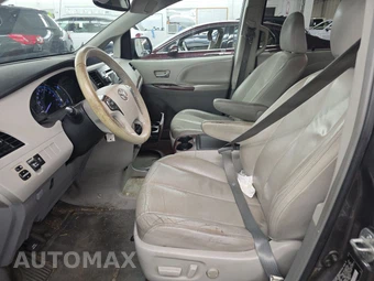 2013 Toyota Sienna XLE 8-Passenger 119.3" WB - miniatura 7