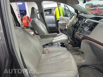 2013 Toyota Sienna XLE 8-Passenger 119.3" WB - miniatura 8