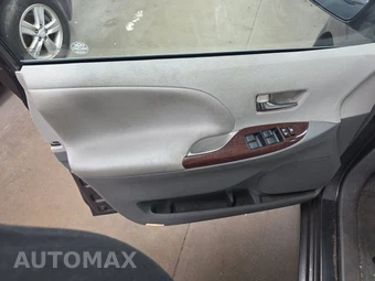 2013 Toyota Sienna XLE 8-Passenger 119.3" WB - miniatura 9