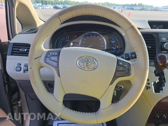 2013 Toyota Sienna XLE 8-Passenger 119.3" WB - miniatura 10