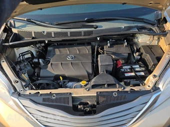 2013 Toyota Sienna XLE 8-Passenger 119.3" WB - miniatura 16