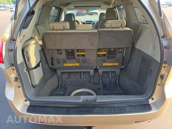 2013 Toyota Sienna XLE 8-Passenger 119.3" WB - miniatura 17