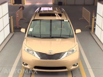 2013 Toyota Sienna XLE 8-Passenger 119.3" WB - miniatura 2