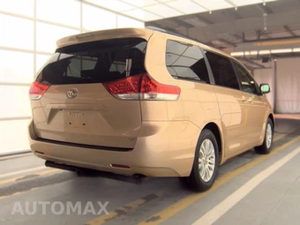 2013 Toyota Sienna XLE 8-Passenger 119.3" WB - miniatura 4