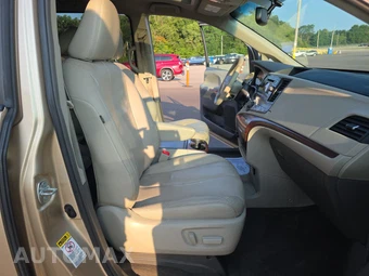 2013 Toyota Sienna XLE 8-Passenger 119.3" WB - miniatura 8