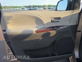 2013 Toyota Sienna XLE 8-Passenger 119.3" WB - miniatura 9