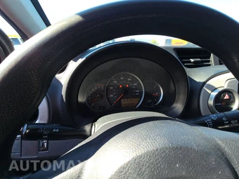 2013 Toyota Yaris L – miniatura 12