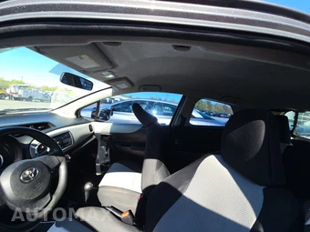 2013 Toyota Yaris L – miniatura 18