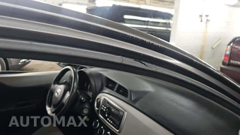 2013 Toyota Yaris L – miniatura 26