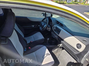 2013 Toyota Yaris LE - miniatura 11
