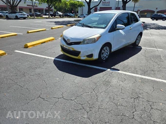 2013 Toyota Yaris LE - miniatura 2