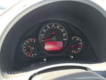 2013 Volkswagen Beetle 2.5L Hatchback - miniatura 9