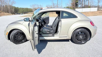2013 Volkswagen Beetle 2.5L Hatchback – miniatura 11