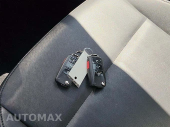 2013 Volkswagen Beetle TDI Hatchback w/Sunroof, Sound & Navigation - miniatura 8
