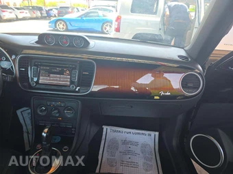 2013 Volkswagen Beetle Turbo Fender Edition Hatchback - miniatura 19