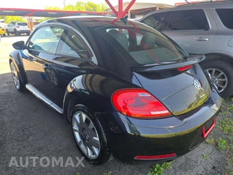 2013 Volkswagen Beetle Turbo Fender Edition Hatchback - miniatura 2