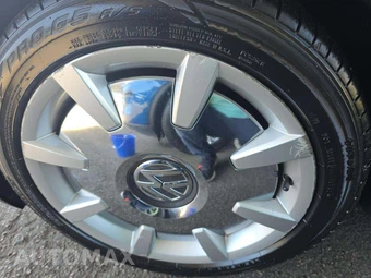 2013 Volkswagen Beetle Turbo Fender Edition Hatchback - miniatura 24