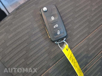 2013 Volkswagen Beetle Turbo Fender Edition Hatchback - miniatura 8