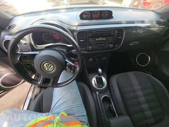 2013 Volkswagen Beetle Turbo Hatchback – miniatura 10