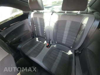 2013 Volkswagen Beetle Turbo Hatchback – miniatura 13