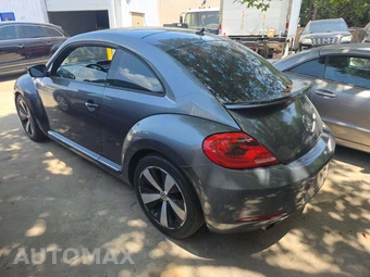 2013 Volkswagen Beetle Turbo Hatchback – miniatura 2