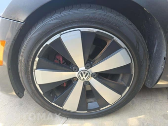 2013 Volkswagen Beetle Turbo Hatchback – miniatura 25