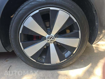 2013 Volkswagen Beetle Turbo Hatchback – miniatura 26