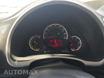 2013 Volkswagen Beetle Turbo Hatchback – miniatura 9
